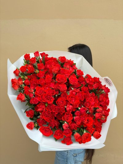 A majestic bouquet of radiant red roses, Omnipresence is the ultimate symbol of love and devotion. Perfect for romance, weddings, and anniversaries.