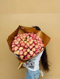 A luxurious bouquet of cream roses with delicate pink edges.