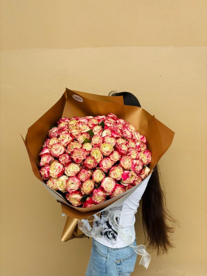 A luxurious bouquet of cream roses with delicate pink edges.